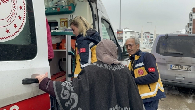 Elazığ'da sitede doğal gaz zehirlenmesi: 1'i çocuk 6 kişi hastaneye kaldırıldı