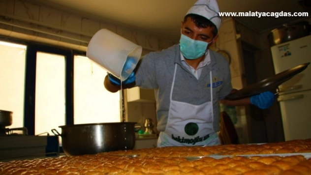 Elazığ'da tatlıcıların bayram yoğunluğu