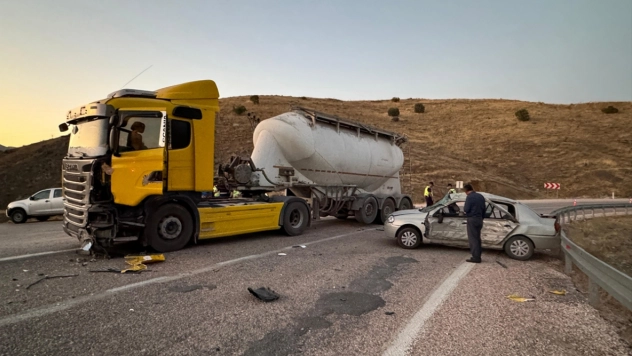 Elazığ'da tır ile çarpışan otomobildeki 5 kişi yaralandı