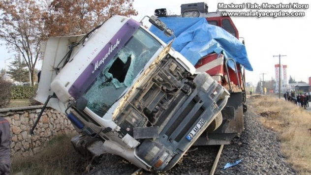 Elazığ'da tren, çarptığı tırı 100 metre sürükledi: 5  yaralı