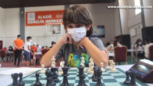 Elazığ'da Türkiye Yıldızlar ve Çocuklar Satranç Turnuvası başladı