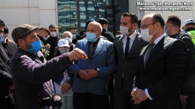 Elazığ'da vatandaşın protokolle diyaloğu herkese kahkaha attırdı