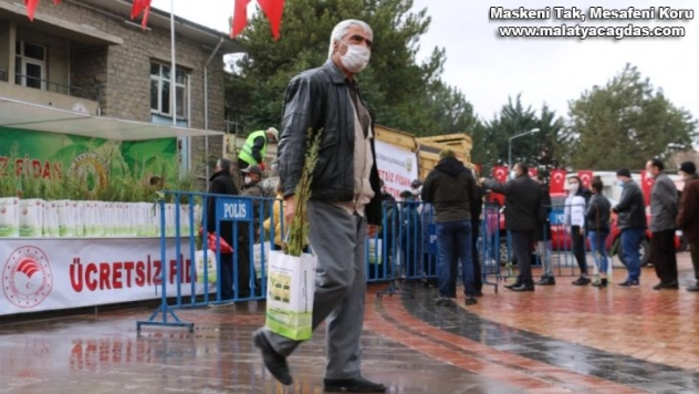 Elazığ'da vatandaşlara 5 bin adet ücretsiz fidan dağıtıldı