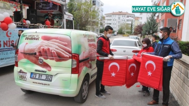 Elazığ'da Vefa ekipleri, çocuklara bayrak dağıttı