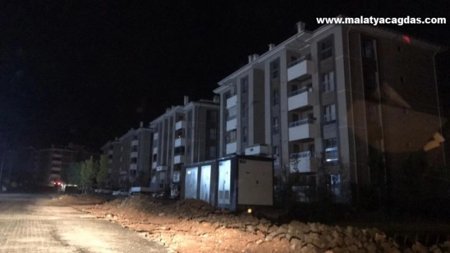 Elazığ'da yıldırım elektrik direğine isabet etti, il genelinde elektrikler kesildi