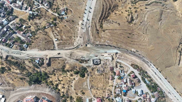 Elazığ'da yol genişletme çalışmaları sürüyor