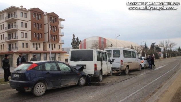 Elazığ'da zincirleme trafik kazası: 4 yaralı