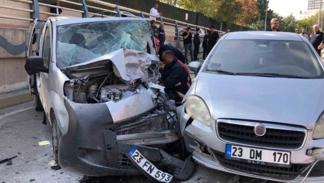 Zincirleme trafik kazası: 5 yaralı