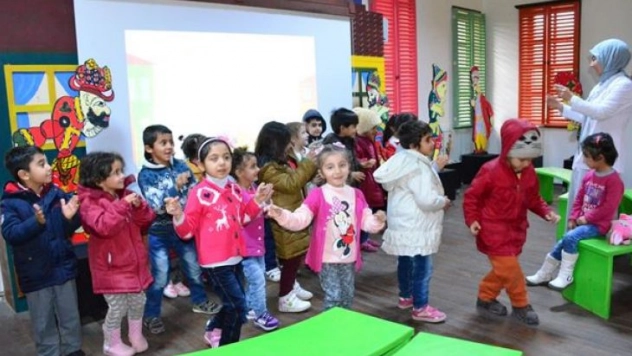 Çocuklar müzede kendi oyuncağını yapıyor