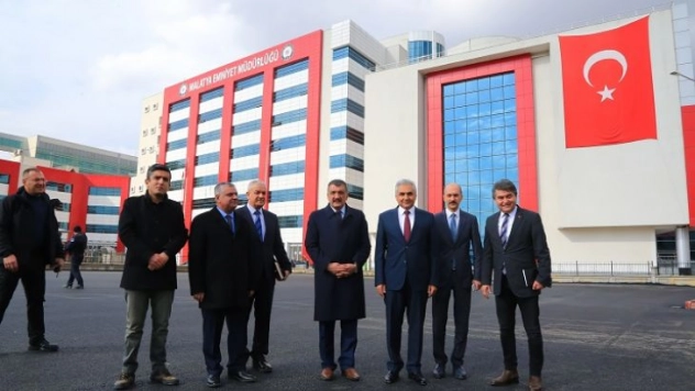 Emniyet Müdürlüğü'nün Bahçesi ve Otopark Alanı Sıcak Asfalt Yapıldı