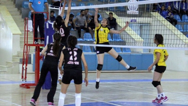 Malatya'da gençler voleybol grup müsabakaları