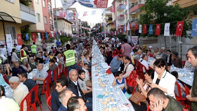 Büyükşehir Zafer Mahallesinde Sokak İftar Yemeği Verdi