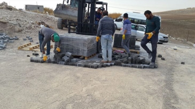 Darende'de mahallelere parke taşı döşeniyor