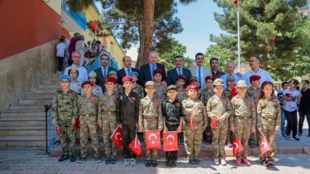 Kaymakam Duran ve Başkan Gürkan, Öğrencilerin Karne Heyecanına Ortak Oldu