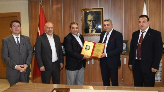 Başkan Sadıkoğlu'na Onursal Üyelik Belgesi Verildi