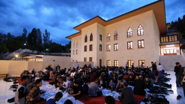 Bin kişi Somuncu Baba Külliyesi'nde iftar etti