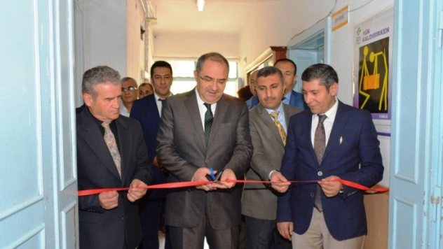 Vali Kaban, Ahşap Oyma Eserleri Sergisinin Açılışına Katıldı     