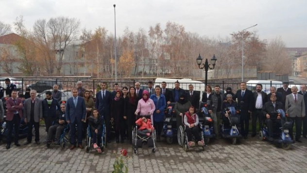 Gurbetçilerden engellilere tekerlekli sandalye desteği
