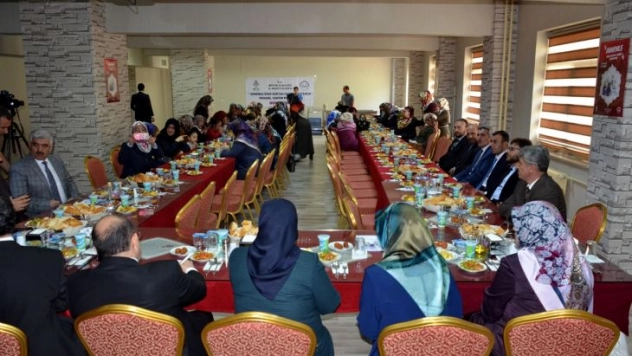 Bitlis'te 'Annemle evde Kur'an-ı Kerim okuyorum' projesi başlatıldı