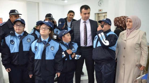 Down sendromlu çocuklar 'zabıta' oldu