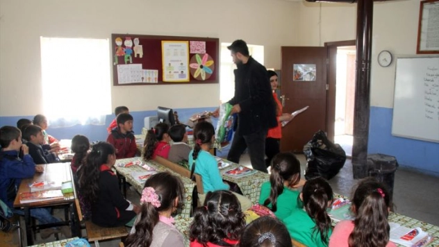 Sosyal medyadan dar gelirli 10 bin öğrenciye kucak açtı