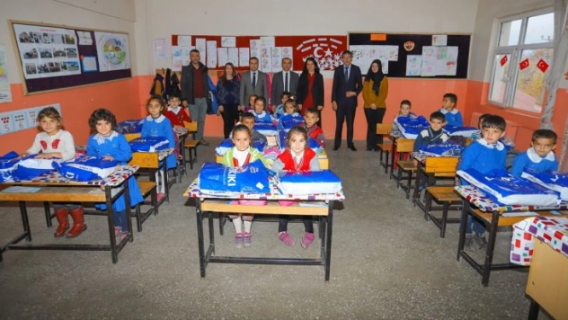 Çukurca'daki öğrencilere giyim yardımı