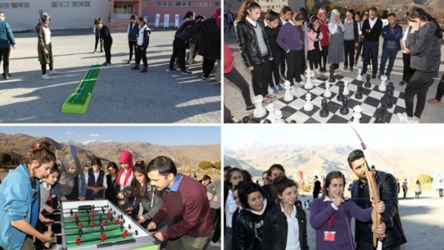 Hakkarili çocuklar Mobil Gençlik Merkezi ile eğlendi