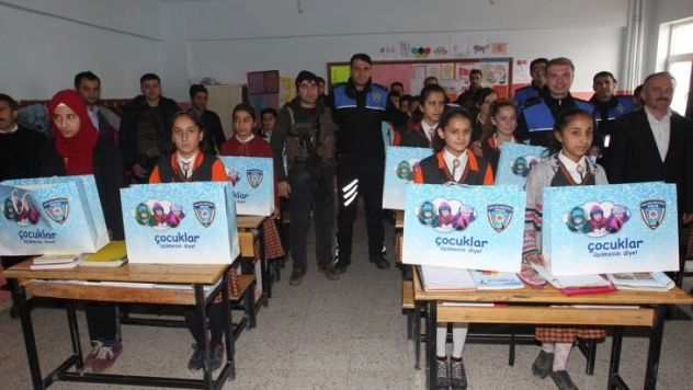 Polis Hakkari'de öğrencilere bot dağıttı