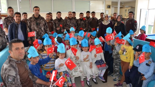 Miniklerden Polis Amcalara kutlama