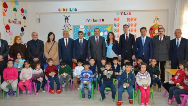 Vali Kaban, Öğrencilere Süt Ve Kuru Üzüm Dağıttı