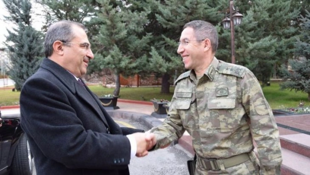 Vali Ali Kaban Askerler İle Birlikte Cuma Namazı Kıldı