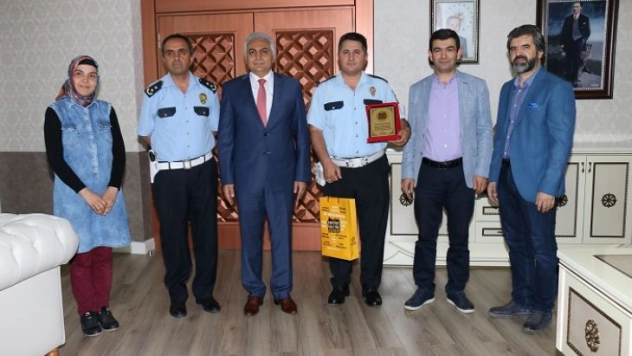 Köpeğe avucundan su içiren polise ödül