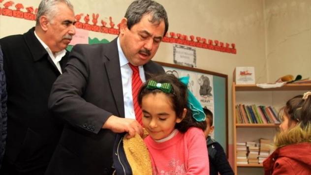 Kırsaldaki ilkokul öğrencilerine kıyafet yardımı