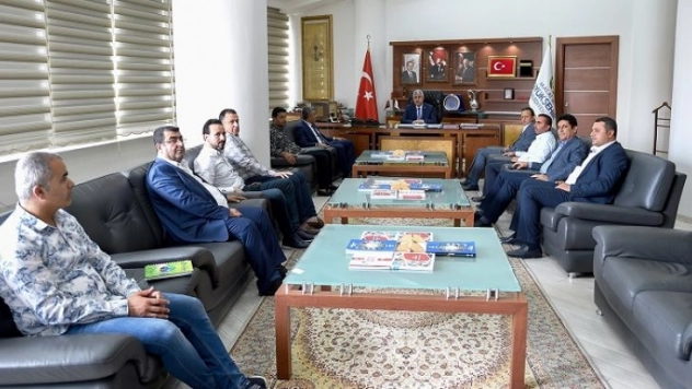 Hizmet Bayrağını Yukarılara Taşıyacağız