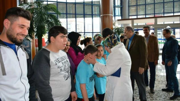 Vali Kaban ve eşi engelli öğrencilerle bir araya geldi