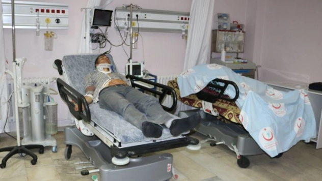 Mutki'de minibüs şarampole devrildi: 3 yaralı