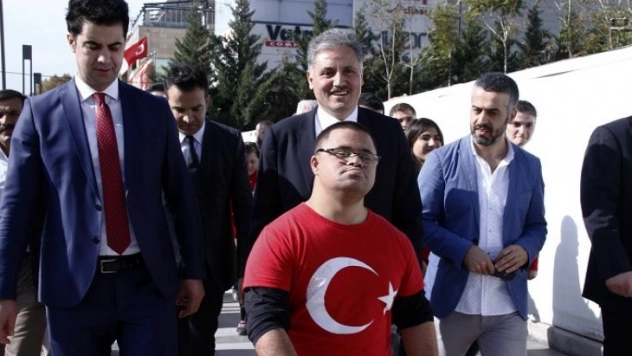 Down Sendromlu Çocuklardan Malatya'da Film Afişleri Sergisi