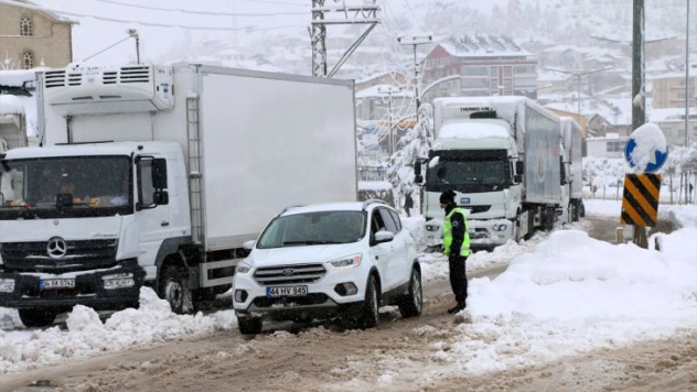 Yoğun Kar Nedeniyle Yolda Kalanlar, Okulda Misafir Ediliyor
