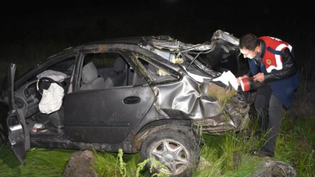 Kars'ta otomobil 200 metrelik yamaçtan yuvarlandı: 3 yaralı