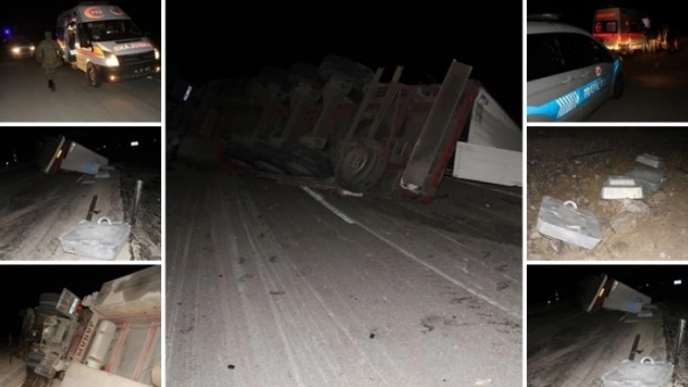 Tır devrildi, Ağrı-İran karayolu ulaşıma kapandı