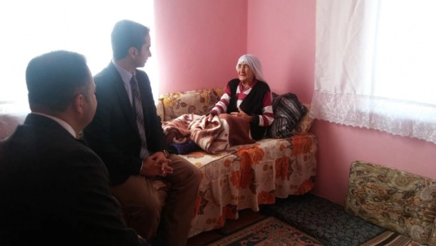 Kaymakam Güder, 83 yaşındaki Akdemir'i ziyaret etti