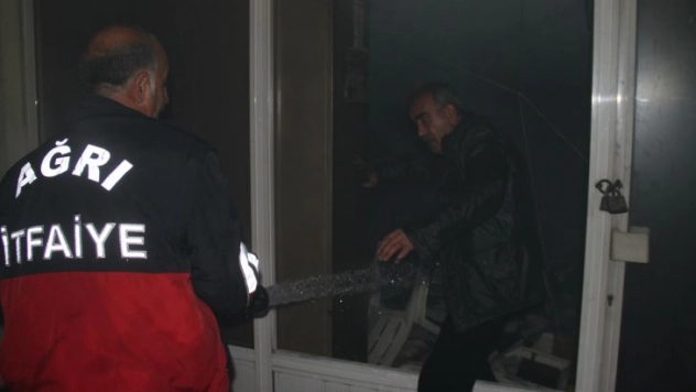 Ağrı'da iş merkezinde yangın