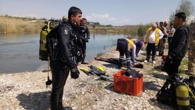 Balık tutmak için girdiği çayda boğuldu