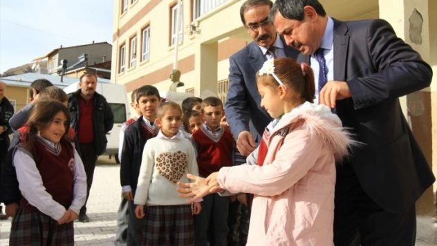 Darende'de öğrencilere ayakkabı ve mont yardımı