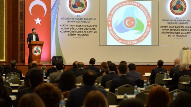 Bakan Tüfenkçi Çalıştay'da Avukatlarla Buluştu