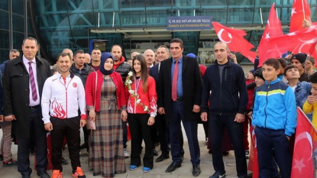 Ahıskalı Elvira'dan ay-yıldızlı mayoyla Balkan şampiyonluğu