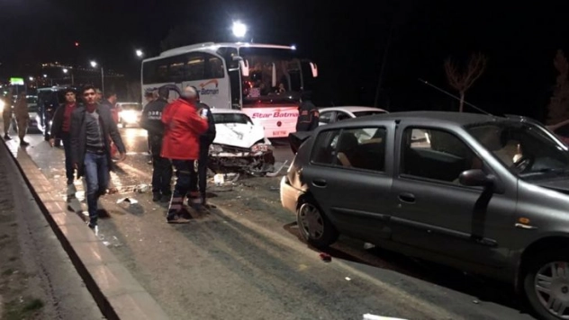 Elazığ'da zincirleme trafik kazası: 6 yaralı