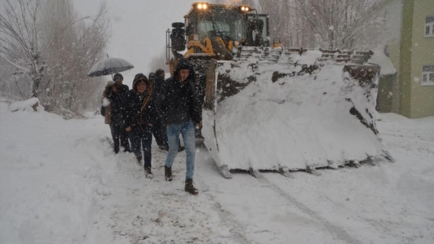 Hakkari'de köy yolunda mahsur kalan öğrenciler kurtarıldı