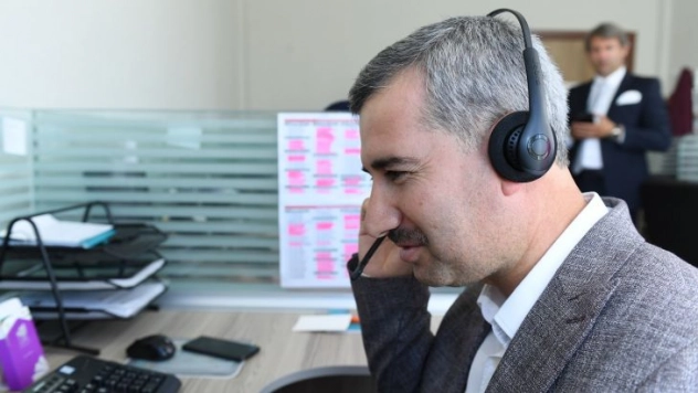 Başkan Çınar, Çağrı Merkezi'nde Vatandaşların Telefonlarına Yanıt Verdi