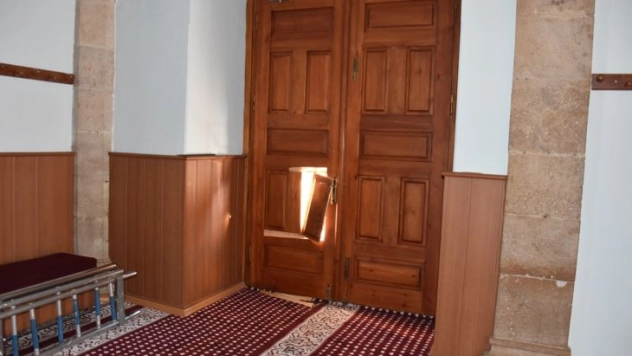 Tarihi camideki hırsızlık girişimi güvenlik kamerasında